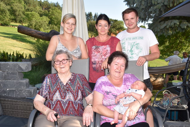 Fünf Generationen: Baby Luca mit Uroma Christine (rechts), Ururoma Angela, Mama Julia (stehend links), Oma Andrea und Papa Samir.