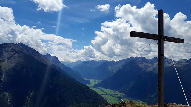 Vom 2389m hohen Narrenkogel bietet sich einem ein besonders schöner Blick hinunter ins Ötztal