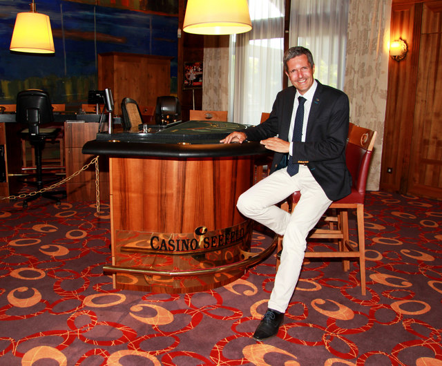 Casino Seefeld Direktor Robert Frießer (vor einem neuen Design-Spieltisch) | Foto: Casino Seefeld