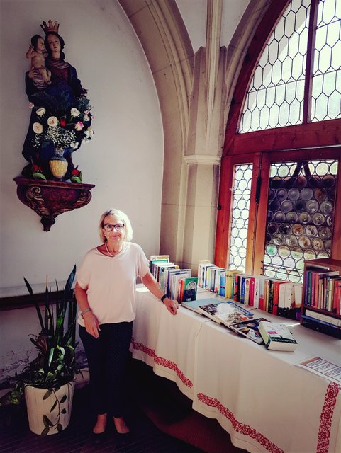 Gudrun Binder mit einem Teil des Bücherschatzes der Waasenkirche. | Foto: KK