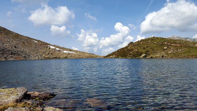 Das klare Wasser des Mittleren Plenderlessees im Kühtai lädt zu einem Sprung ins kühle Nass geradezu ein