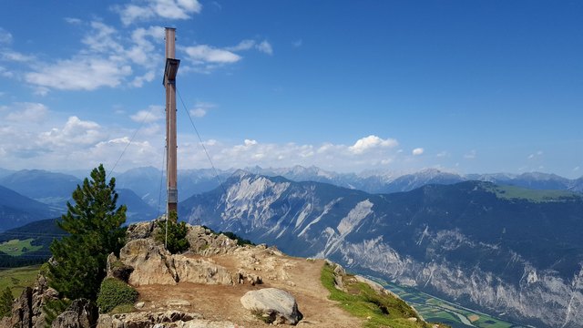 Vom 2184m hohen Faltegartenköpfl sieht man sehr schön auf den Tschirgant und den Simmering