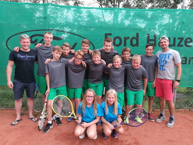 Die motivierte U14 Mannschaft mit Trainer Jürgen Hopf (re im Bild) und Sportunion Obmann Max Dachs (li außen).