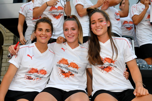 Österreichs Fußballfrauen am Rathausplatz empfangen