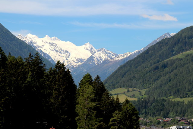 Die Stubaier Gletscher haben neben der Ruetz entscheidend zur Gestaltung des Stubaitals beigetragen. Durch den Rückzug des Gletschereises bilden sich an seinen Moränen Gletscherseen.