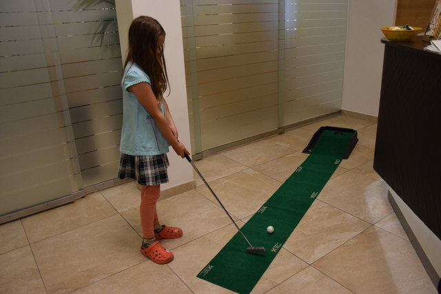 Beim Golfen in der Riaffeisenbank hatte Amelie Fallmann die Nase vorne | Foto: Julia Haslinger