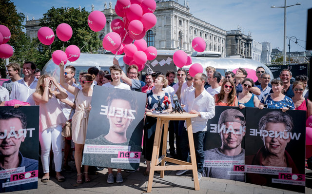 Auf der Sommertour bringen die NEOS ihre Inhalte zu den Menschen in ganz Österreich. | Foto: NEOS