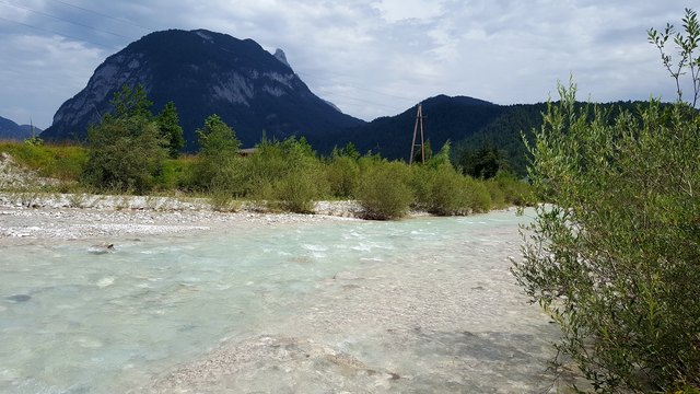 Die Ufer der Leutascher Ache bieten viele schöne Plätze zum Ausruhen und Abkühlen