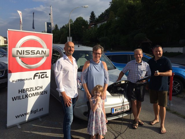 Ein Nissan N-V200 soll es werden: Thomas Höfler vom Autohaus Figl, Geschäftsführende Gemeinderätin Ingrid Schreiner mit Tochter Sophie, Vizebürgermeister Franz Gruber und Bürgermeister Michael Cech | Foto: privat