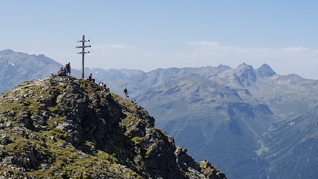 Der 2591m hohe Gipfel des Wetterkreuzkogels ist ein beliebtes Ausflugsziel über dem Ötztal