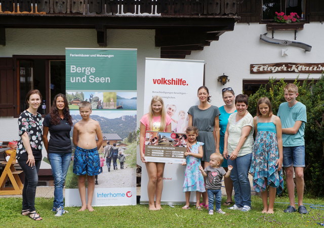 v.l.n.r.: Doris Heinreich (Volkshilfe Tirol), Rita Reisinger (Interhome) und mitreisenden Familien.