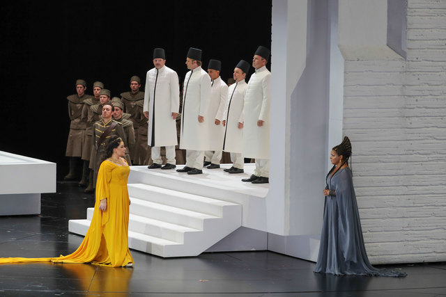 Salzburger Festspele 2017Fotoprobe "AIDA" im Großen Festspielhaus SalzburgFoto: Franz Neumayr      3.8.2017Im Bild Ekaterina Semenchuk als Amneris (gelbes Kleid) und Anna Netrebko als Aida (rechts)