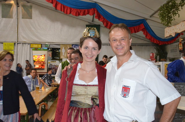 Die niederösterreichische Weinkönigin Julia Herzog aus Bad Vöslau mit Garde-Festobmann Dr. Hermann Neureiter.