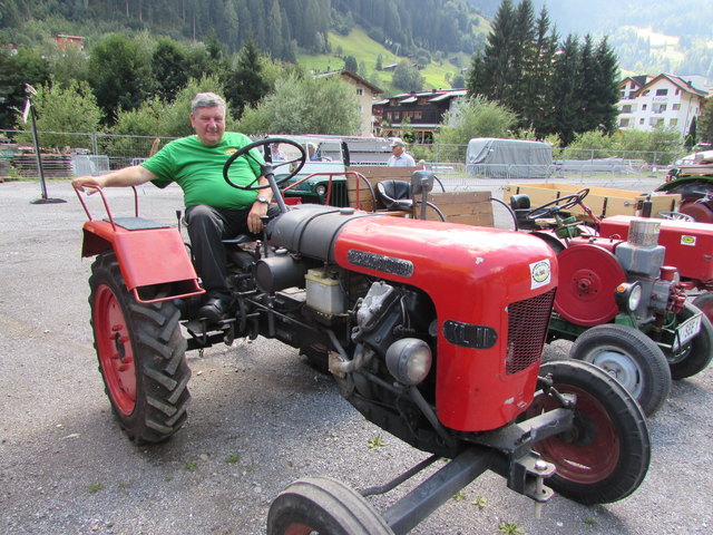 Obmann Walter Mallaun auf seinem Warchalowski-Traktor mit 14 PS aus dem Jahr 1955.