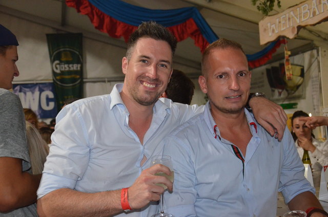 Simon Erlmoser (Sport 2000) und Wagrains Postenkommandant Gottfried Weiss (v.li.).