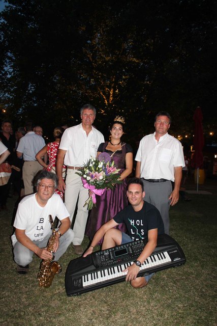 Schöpfer und Interpret der neuen Hymne, DDr. Herbert Hopfgartner mit Weinkönigin Anna I., Bgm. Rohrer und Obmann Toth