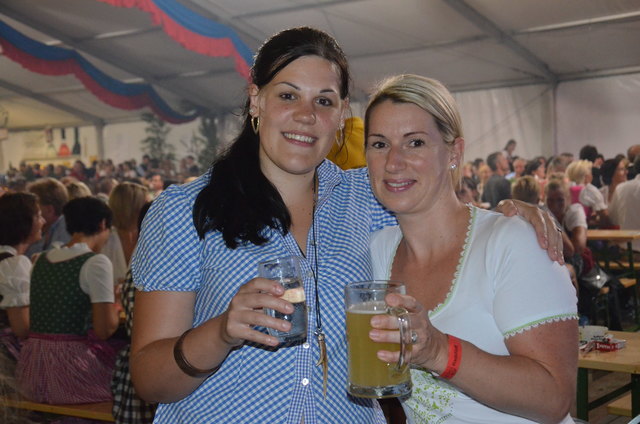 Maria Reiter und Annemarie Haas aus Abtenau/Voglau(v.li.) genossen die großartige Stimmung am Gardefest.