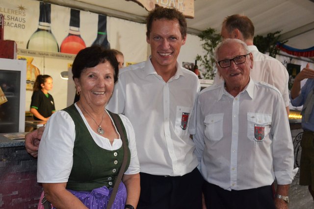 Gardefrau Emmi Warter, Spieß Harald Gappmaier mit dem langjährigen Gardisten Hermann Prodinger (v.li.).
