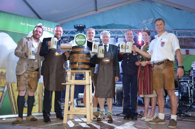 Brau Union- Gebietsleiter Reinhard Stranger, Stadtpfarrer Frank Cöppicus -Röttger, Brau Union-Verkaufsdirektor Günter Hinterholzer, Bgm. Josef Tagwercher, Hptm. Cyriak Steiner, Weinkönigin Julia Herzog und Festobmann Hermann Neureiter (v.li.).