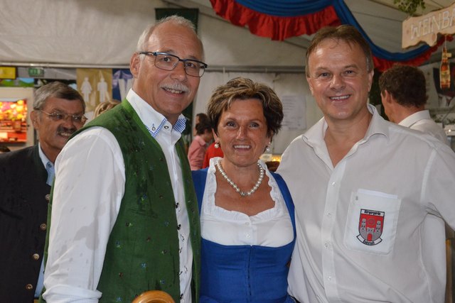 St. Johanns Bürgermeister Günther Mitterer mit Gattin und Festobmann Hermann Neureiter (v.li.).