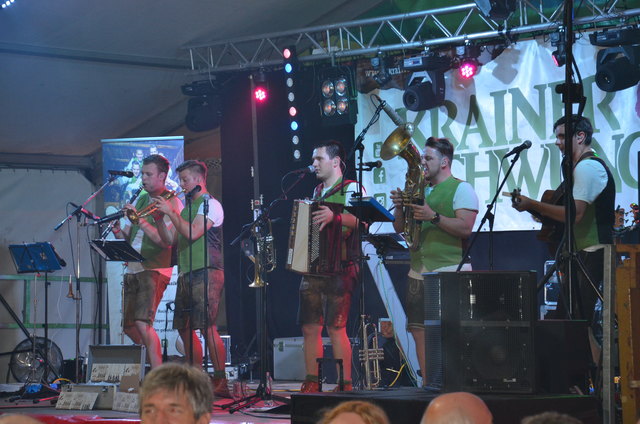 Mit Oberkrainer- und Tanzmusik heizten die jungen Musiker von Krainerschwung die Stimmung im Festzelt vom Gardefest in Radstadt so richtig an.