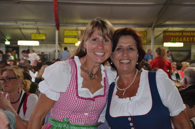 Ex-Skirennläuferin Brigitte Kliment-Obermoser vom Fit Hit - Fitnessstudio in Radstadt mit Schwester Roswitha Gappmaier (v.li.).