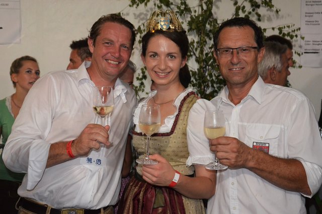 Weinkönigin Julia Herzog war von den edlen Weinen aus der Vinothek Döllerer begeistert.