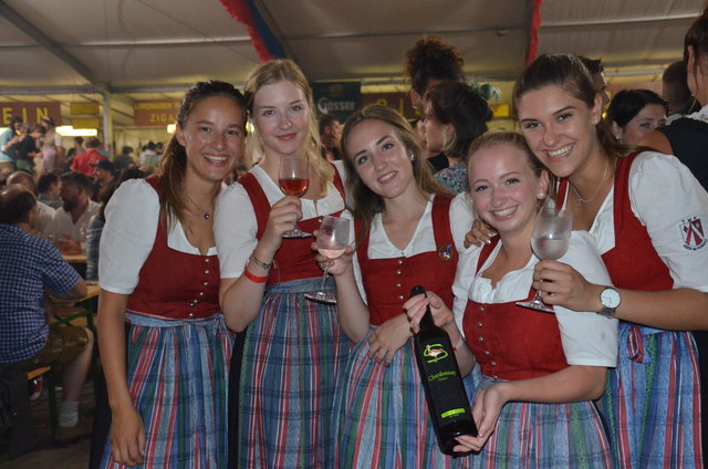 Die feschen Musikerinnen der TMK Eben waren begeistert von den edlen Weinen aus der Vinothek Döllerer in Golling.