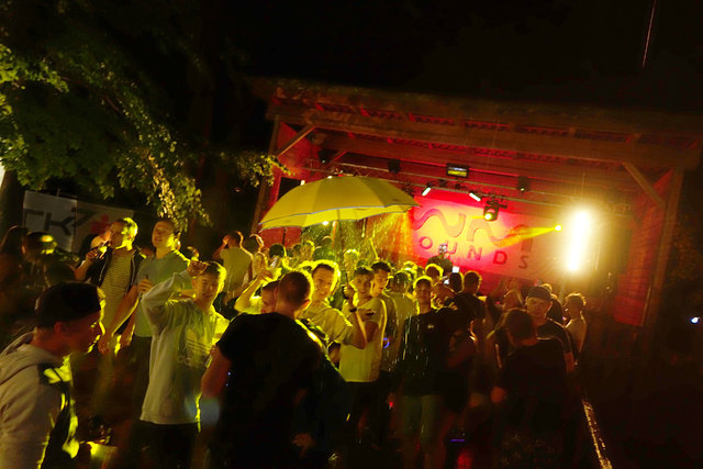 Trotz Regen feierten die Besucher | Foto: Markus Weiss