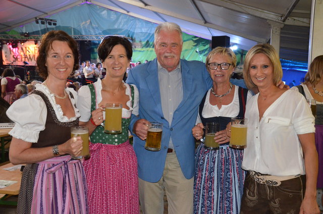 SC-Präsident German Bauregger (Mi.) mit Irene Gappmaier, Doris Thunhart, Erika Hofmann (PGR-Obfrau) und Caroline Fritzenwallner (v.li.).