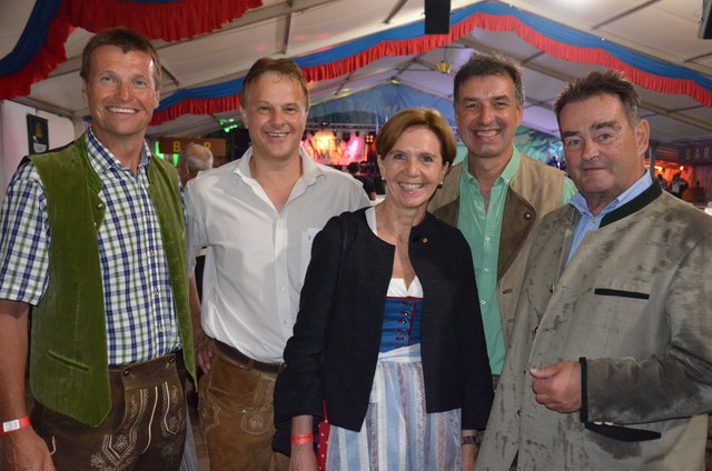 Bezirkshauptmann Harald Wimmer, Festobmann Hermann Neureiter, Landagspräsidentin Brigitta Pallauf, LAbg. Rupert Fuchs und LAbg. a.D. Josef Saller (v.li.).