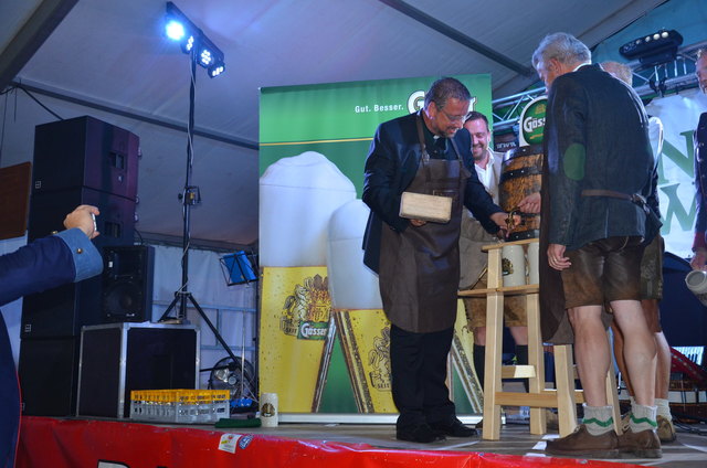 Bieranstich durch Pfarrer Frank Cöppicus-Röttger und Radstadts Bgm. Josef Tagwercher beim 53. Gardefest in Radstadt.