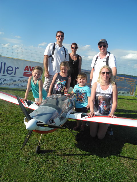 Patrick und Petra Jesenko (re.): Flitterwochen am Modellflugfeld.