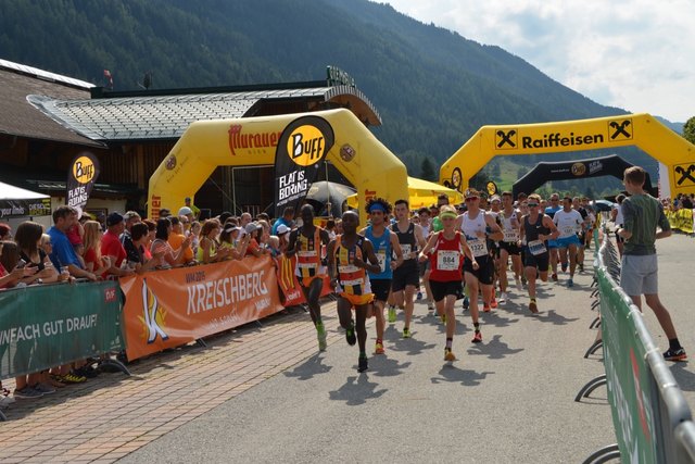 Start zum Halb-Marathon beim Holzstraßenlauf 2017 in St. Peter am Kammersberg. Fotos: Pfister