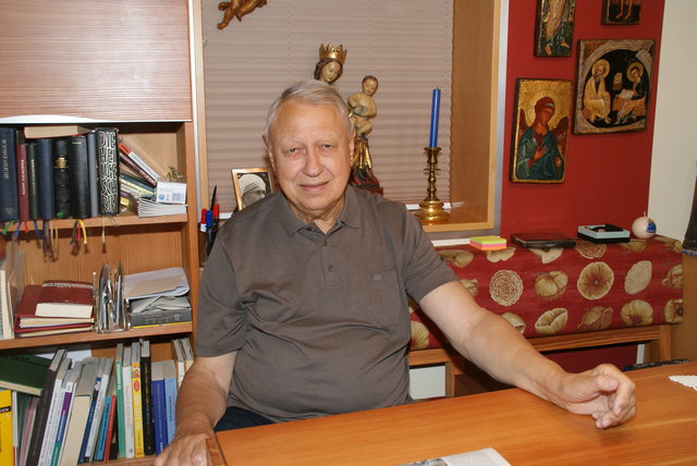 Monsignore Alois Luisser in seinem Heim: Den Blumenstrauß, über den er sich sehr freute, schenkte ihm eine Nachbarin.