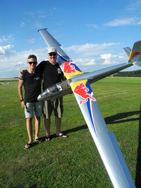 Ganz schön abgehoben: Manfred und Xavier Götzl mit ihrer Blank L13.