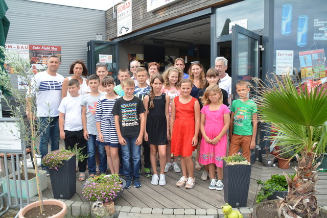 Die Kinder wurden bei Natis Boxenstopp zum Essen geladen.