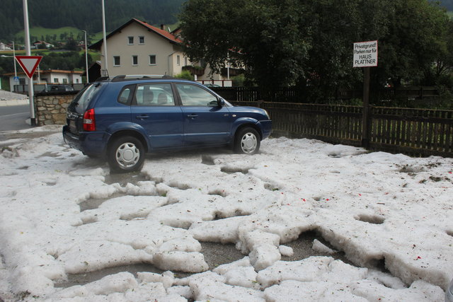 Hagel mischte sich unter den Starkregen in Steinach.