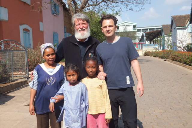Günther Steinbauer (rechts) mit Pedro Opeka und Kindern in Madagaskar | Foto: KK/Steinbauer