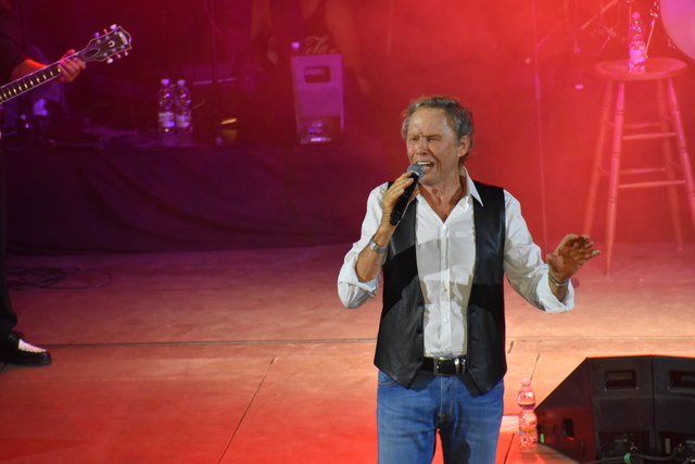 Peter Kraus sang vor vollem Haus in Neuhaus am Klausenbach.