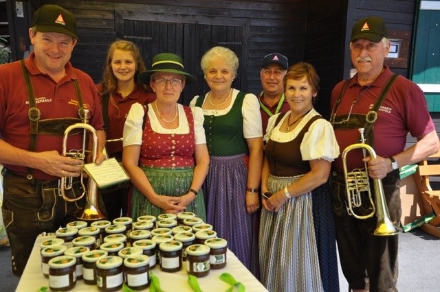 Die Organisatorinnen Hildegard Treutler, Renate Treutler und Werbechefin Elfriede Koller (Mitte) beim Emfpang der teilnehmenden Musikgruppen am Weisenblasen. | Foto: Richard Pflanzl