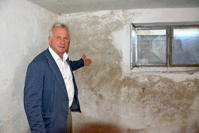 Bürgermeister Karl Fadinger beim Lokalaugenschein: In den Kellerabteilen ist aktuell kein Schimmel sichtbar.