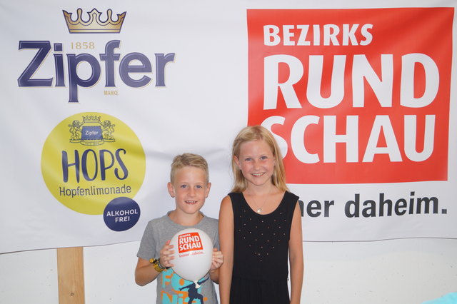 Nico und Nina freuen sich über das Fest bei den Nachbarn.