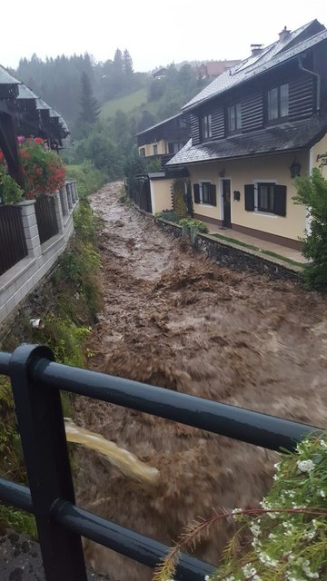 Unglaublich, wie schnell der Mitereggbach zu einem reißenden Strom wurde. | Foto: FF Hirschegg