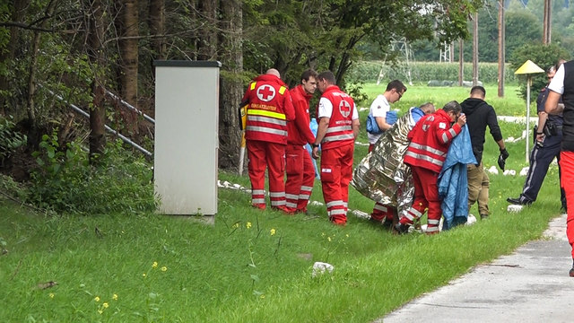 Ein Verächtiger wurde aus dem Inn geholt, versorgt und von der Polizei festgenommen. | Foto: zeitungsfoto.at