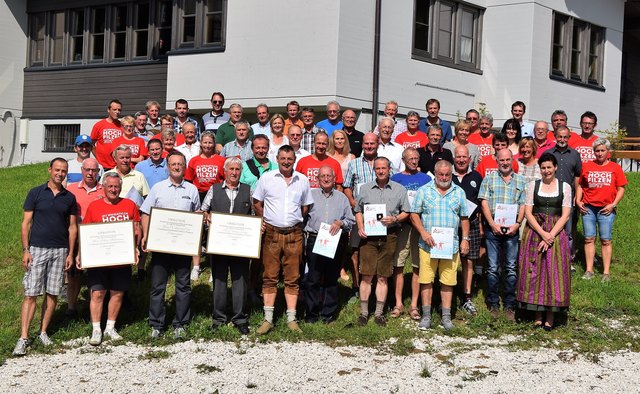 Die große Schar der anwesenden Geehrten und Partner des HSV Hochfilzen – vorne die neuen Ehrenmitglieder Johann Hochwimmer, Sebastian Eder und Christian Bucher mit Präsident Franz Berger. | Foto: Wörgötter