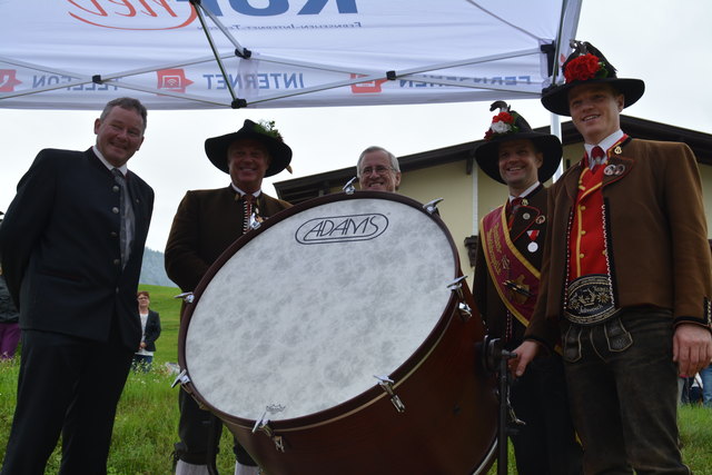Vizebgm. Peter Payr, Obmann Sebastian Neureiter, Bgm. Josef Dillersberger, Kapellmeister Markus Bichler und der Schwoicher Obmann Christian Lengauer-Stockner (v.l.).