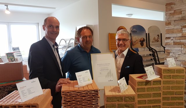Franz Staudinger (links), Vertrieb, und Niklaus Deutsch (rechts), Leitung Vertrieb/Region West bei der Wienerberger Ziegelindustrie GmbH, überreichen Johann Baumann (Mitte), Gründer und Geschäftsführer der Johann Baumann Bau GesmbH die „Premium-Baumeister“-Auszeichnung. | Foto: Wienerberger Ziegelindustrie GmbH