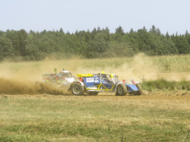 Zahlreiche Motorsportfreunde und Unterstützer der Lokalmatadore verfolgten das Autocross-Night-race und die Trainingsläufe in Oberrakitsch bei Mureck.