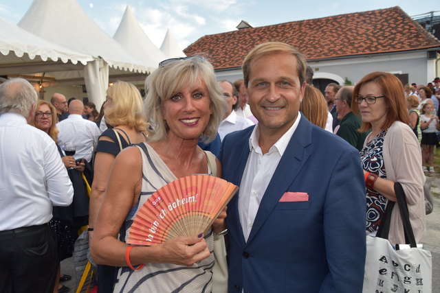 Jopera-Intendant Dietmar Kerschbaum mit fächelnder Fernseh-Lady Gaby Schwarz